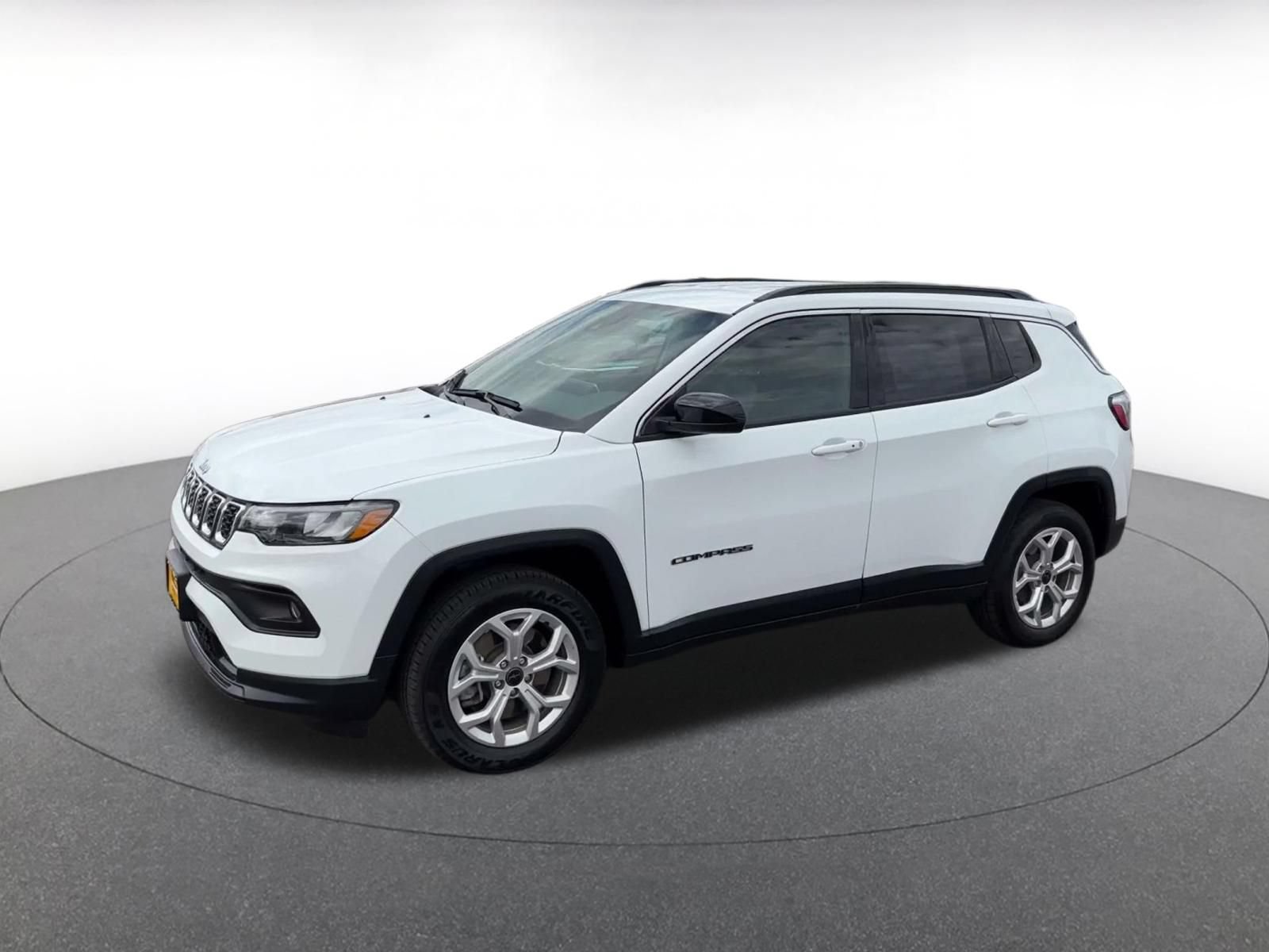 Used 2025 Jeep Compass Latitude AWD/4WD image 7