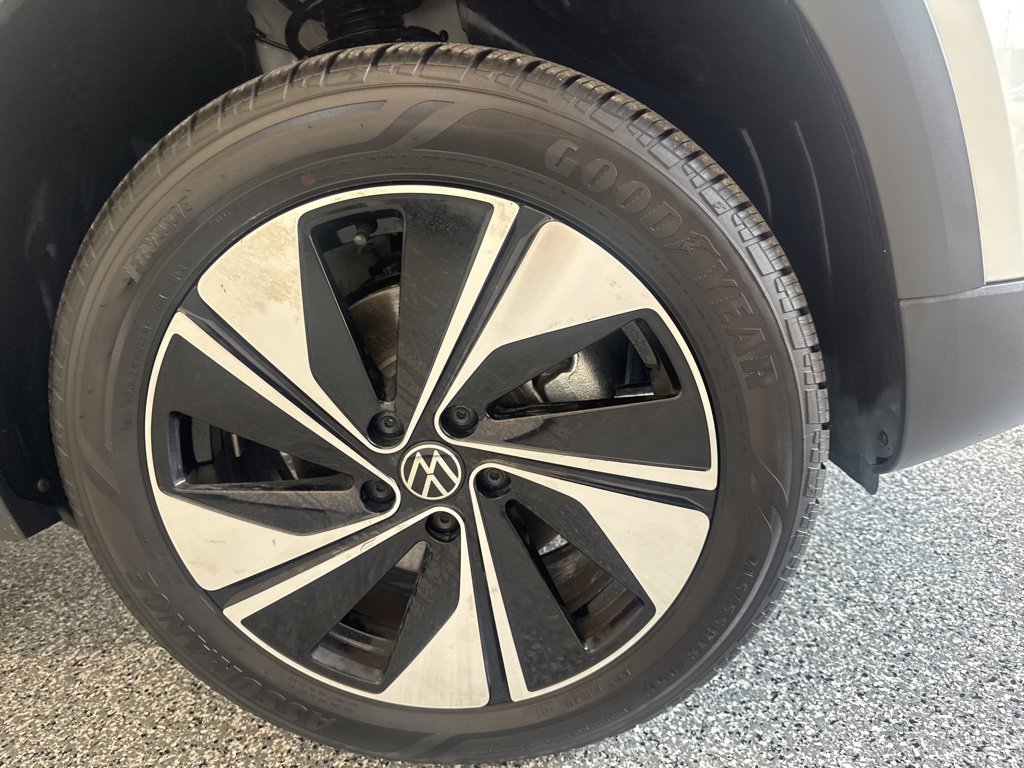 Certified 2025 Volkswagen Taos SE image 7