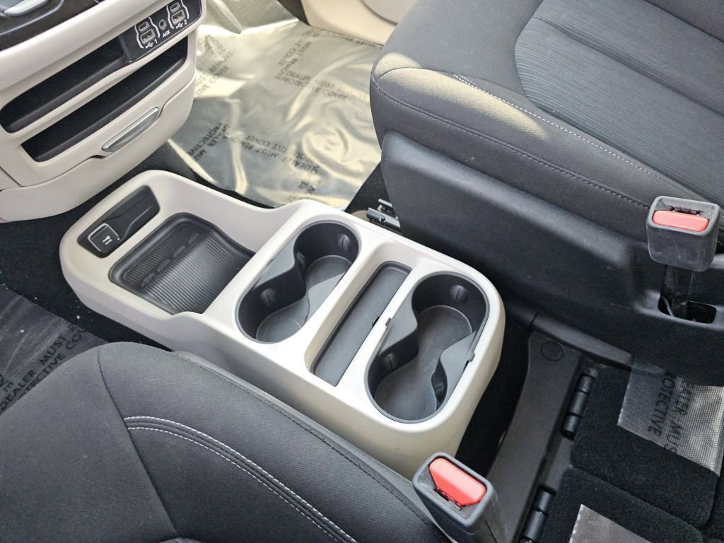 Used 2023 Chrysler Voyager LX image 32