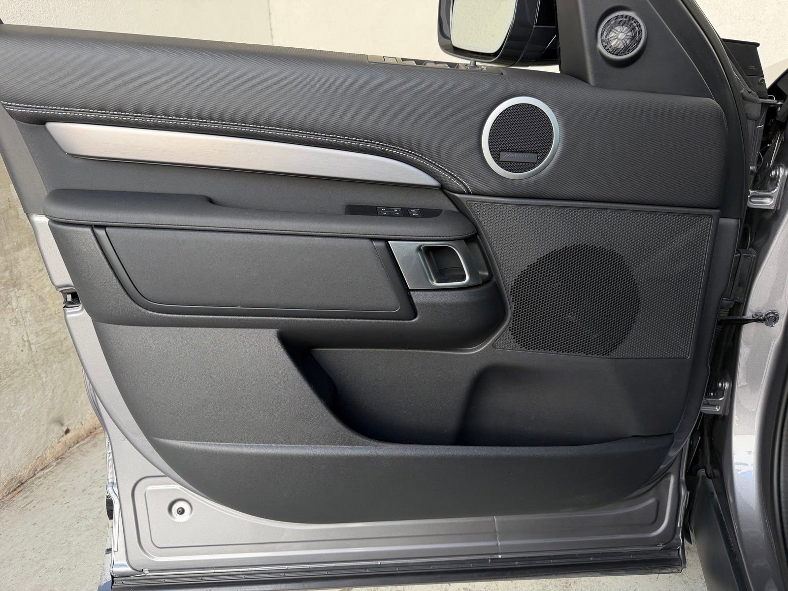 Used 2024 Land Rover Discovery Dynamic SE image 23