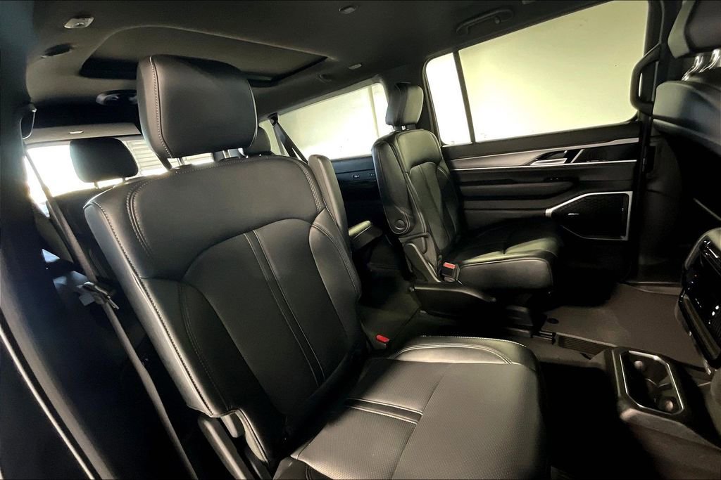 New 2025 Jeep Wagoneer L Series II w/ Premium Group I image 17