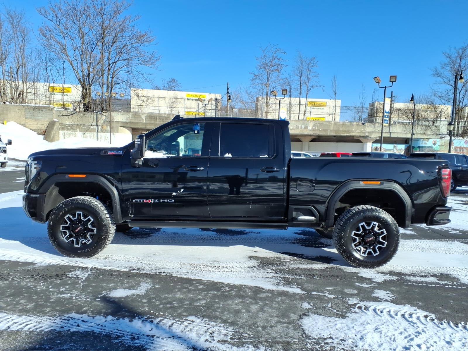 Used 2025 GMC Sierra 2500 AT4X image 9