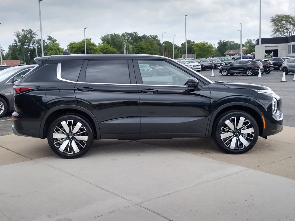 New 2025 Mitsubishi Outlander SE image 15