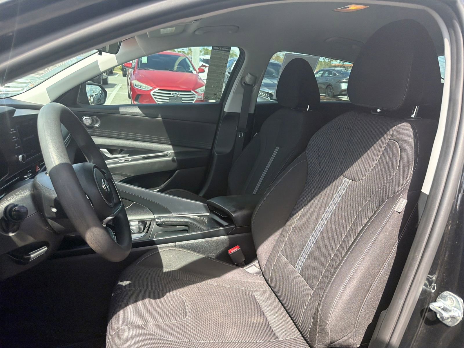 Used 2021 Hyundai Elantra SE w/ Preferred Accessory Package image 17