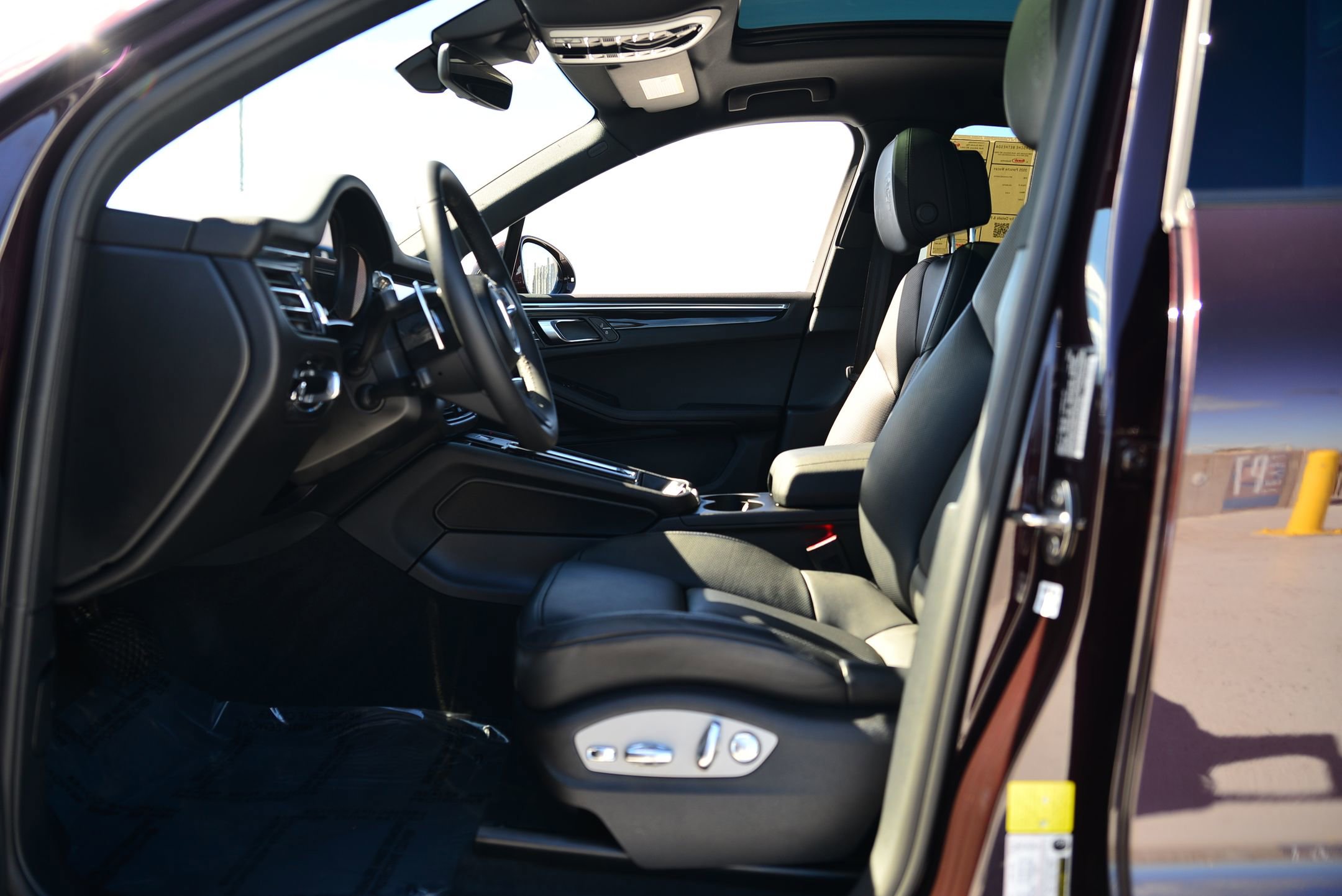Certified 2025 Porsche Macan image 6