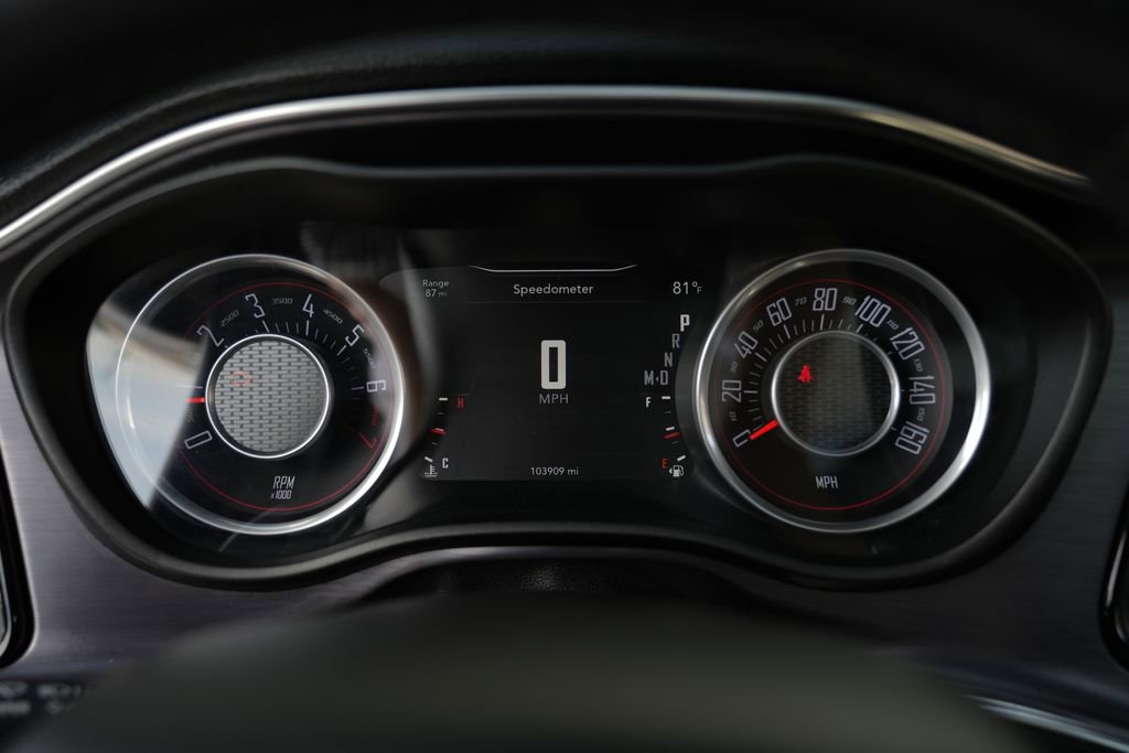 Used 2015 Dodge Challenger SXT image 34