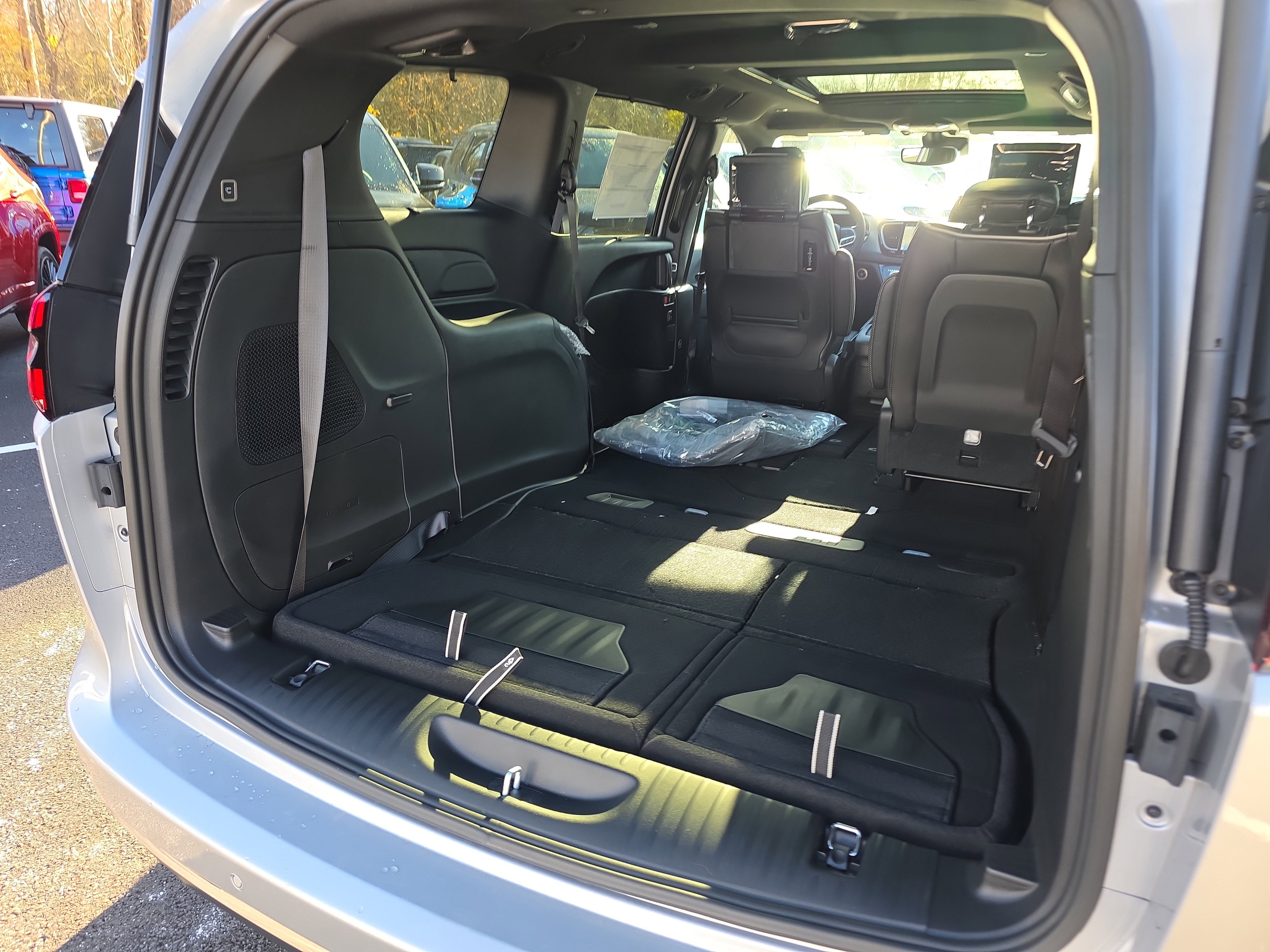 New 2026 Chrysler Pacifica Limited w/ Uconnect Theater Family Group image 35