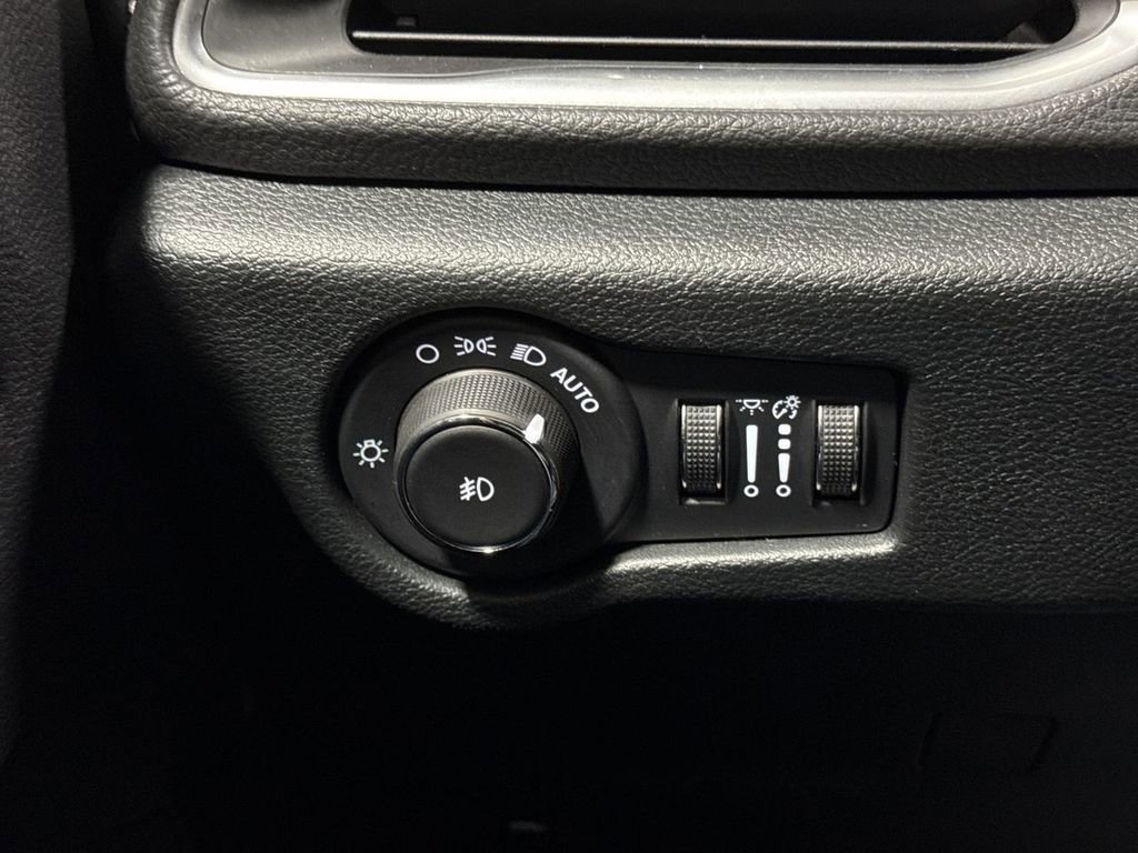 Used 2025 Chrysler Pacifica Limited image 19