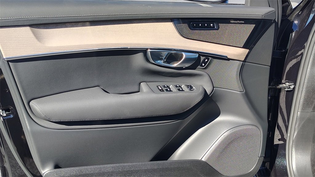 New 2026 Volvo XC90 B6 Plus w/ Protection Package Premier image 8