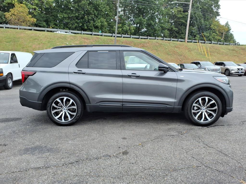 Used 2025 Ford Explorer ST-Line AWD/4WD image 2