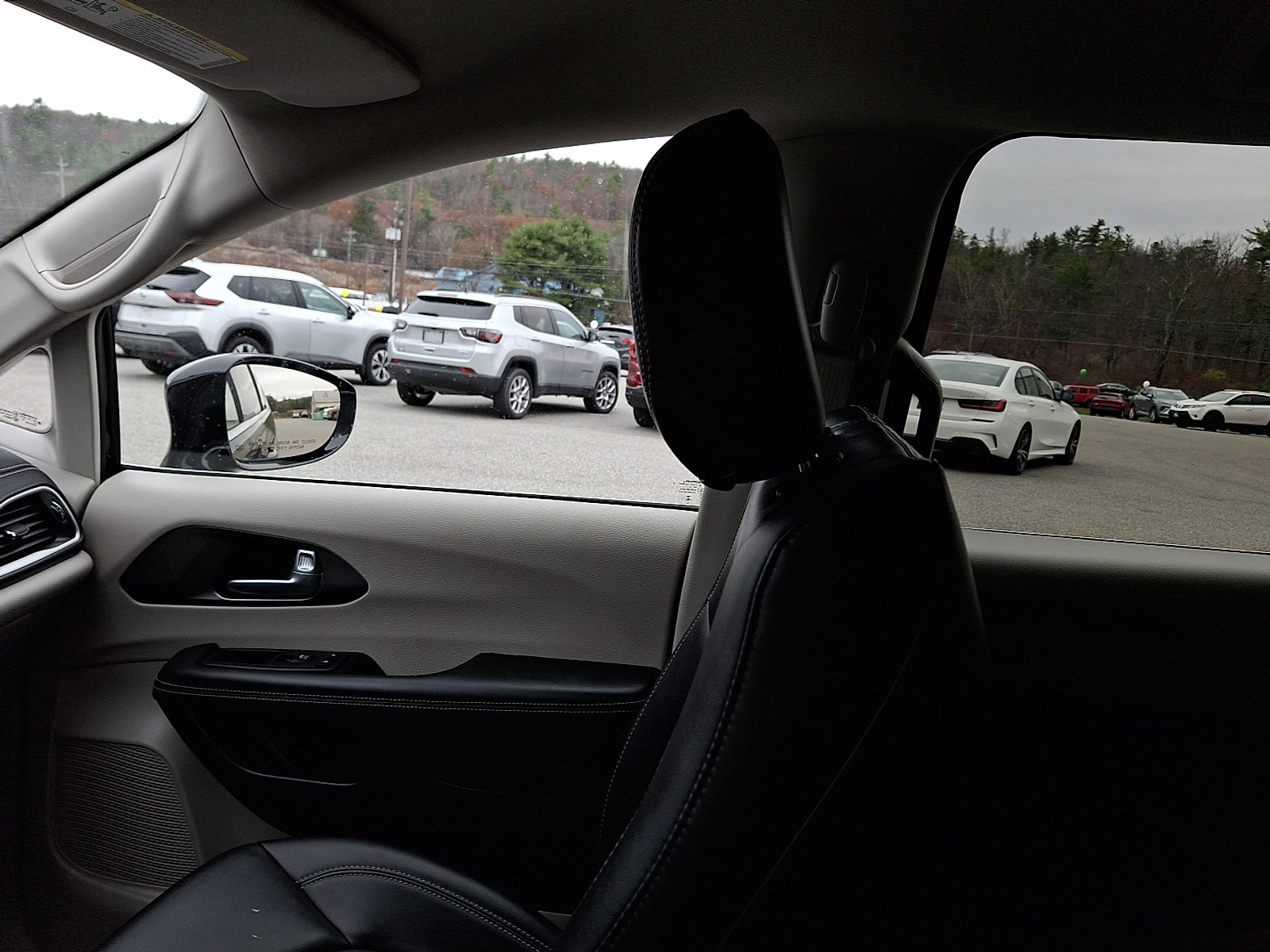 Used 2024 Chrysler Pacifica Select image 17