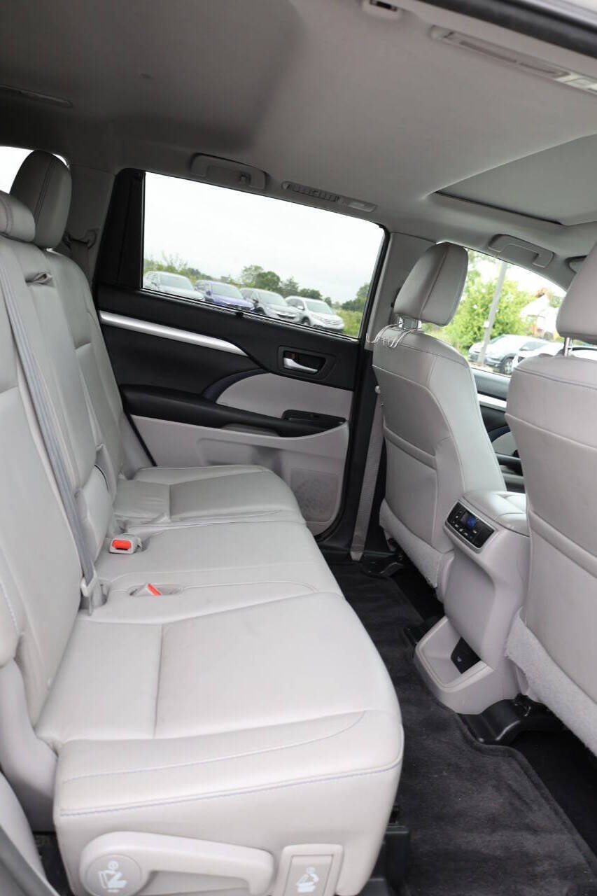 Used 2016 Toyota Highlander XLE AWD/4WD image 16