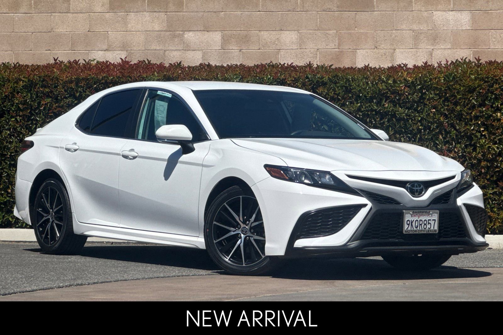 Used 2024 Toyota Camry SE w/ Convenience Package image 2