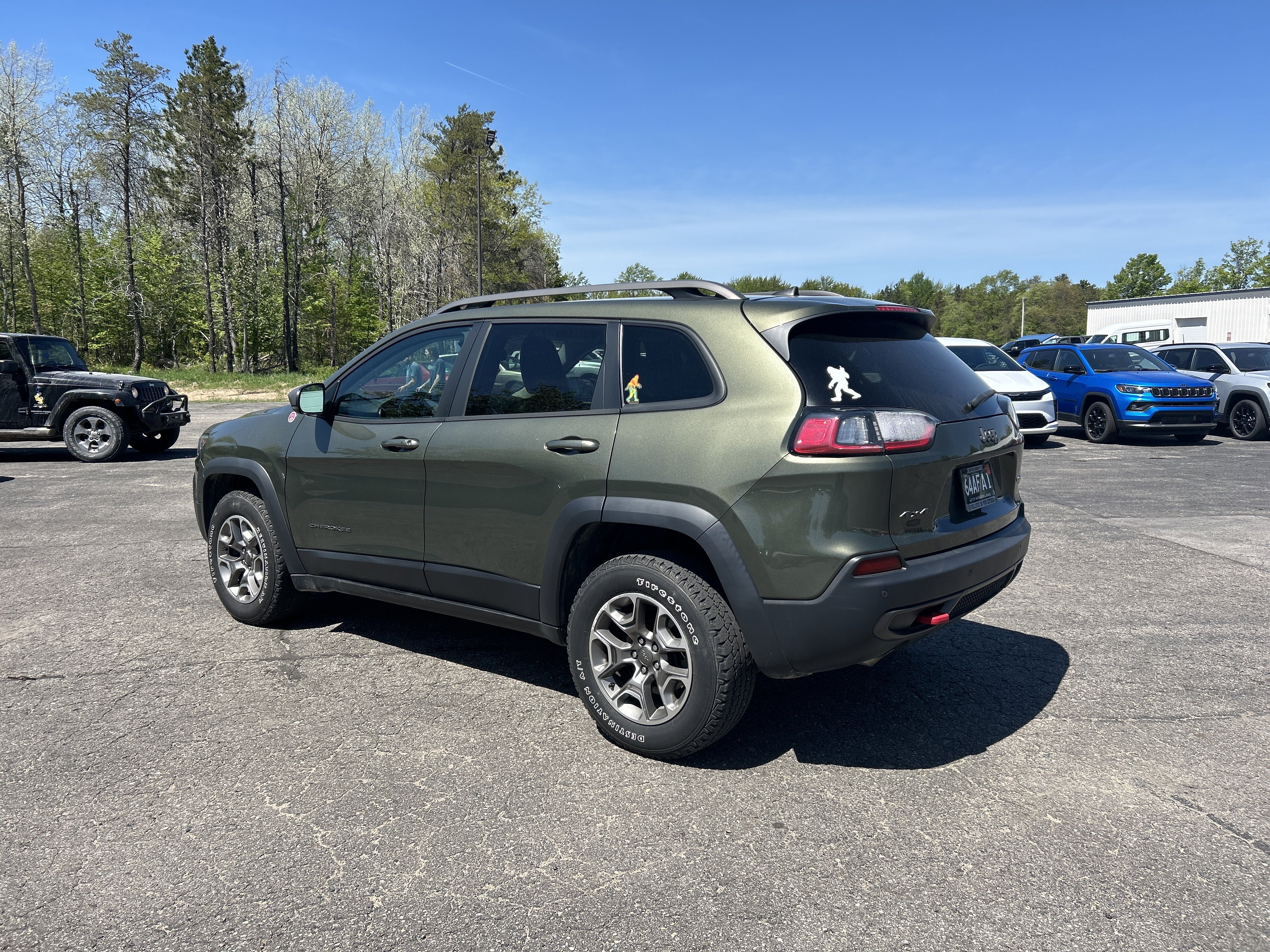 Used 2020 Jeep Cherokee Trailhawk w/ Cold Weather Group AWD/4WD image 7