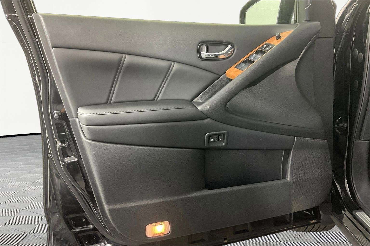 Used 2014 Nissan Murano LE w/ Platinum Edition Package image 21