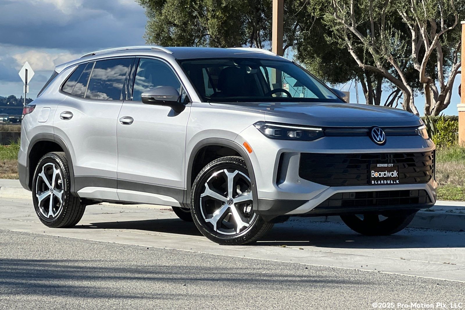 New 2026 Volkswagen Tiguan SE AWD/4WD image 1