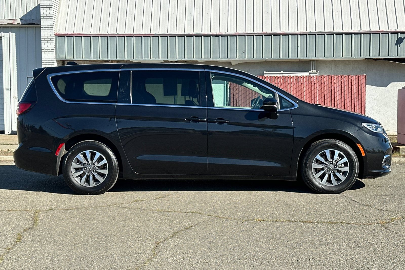 Used 2024 Chrysler Pacifica Limited FWD image 3