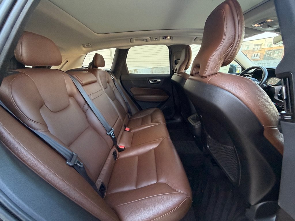 Used 2019 Volvo XC60 T5 Momentum w/ Premium Package FWD image 18