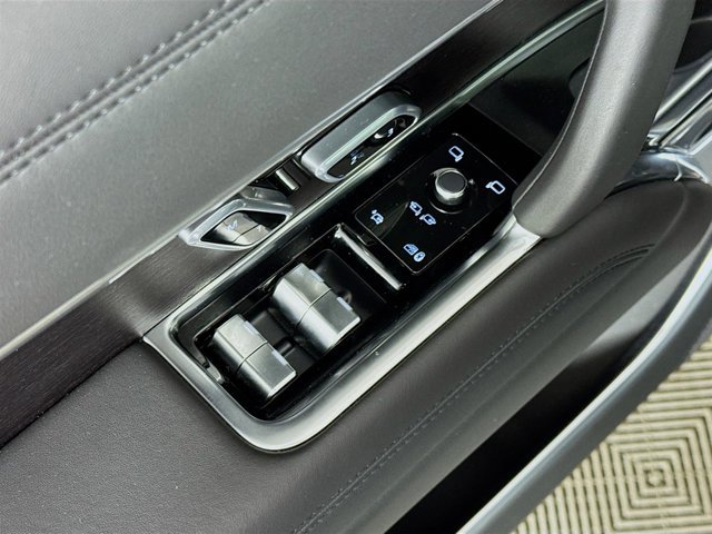 Used 2025 Land Rover Range Rover SE image 20