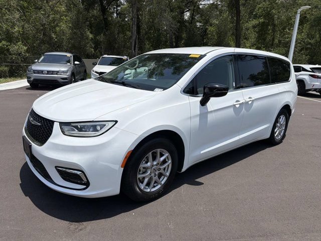 Used 2024 Chrysler Pacifica Touring-L FWD image 5