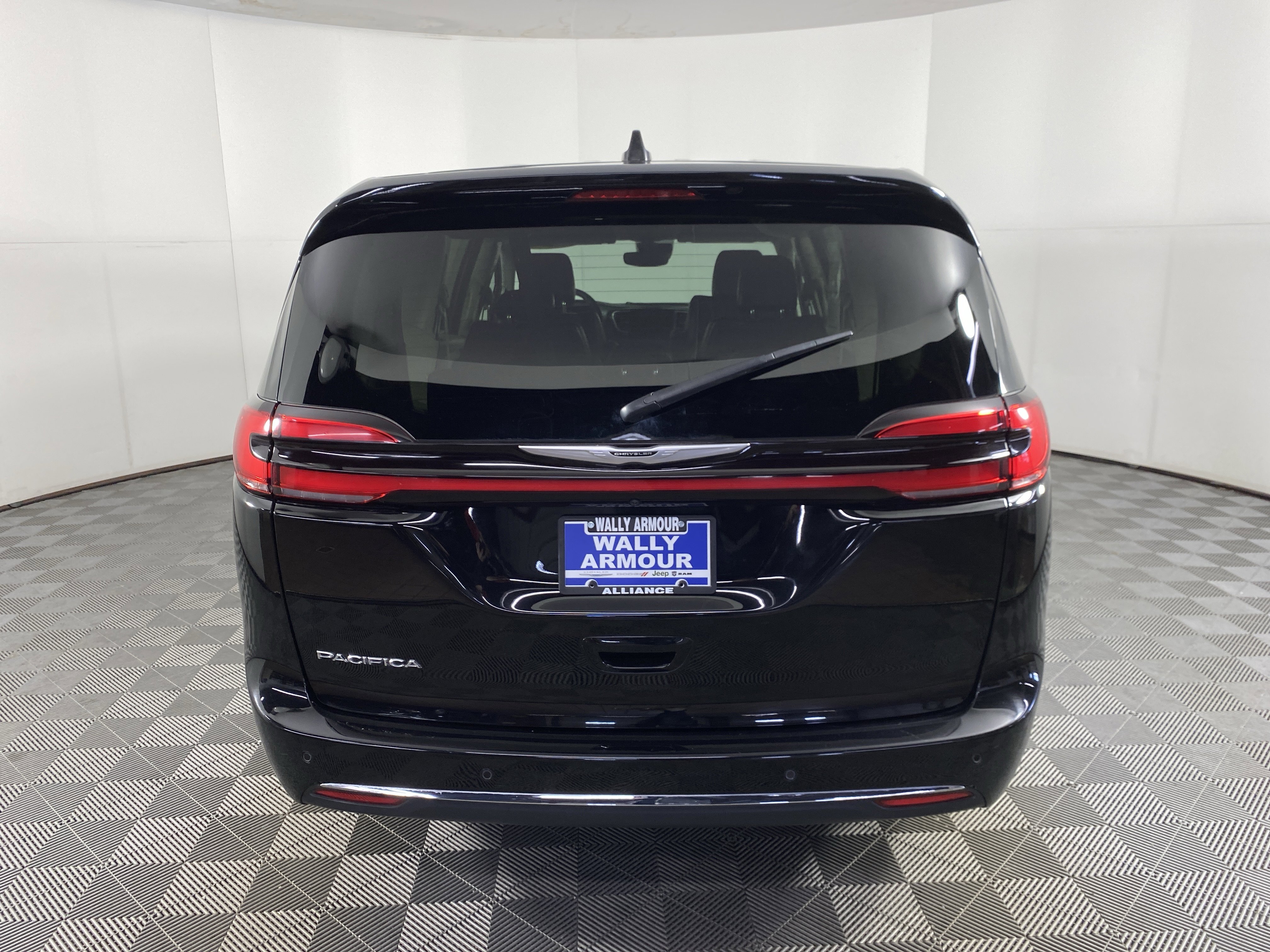 Used 2024 Chrysler Pacifica Touring-L image 8