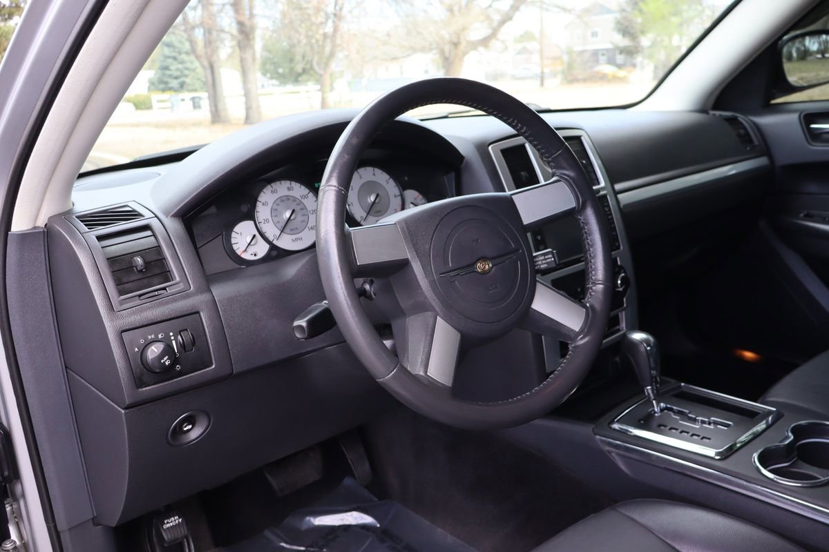 Used 2010 Chrysler 300 Touring image 15