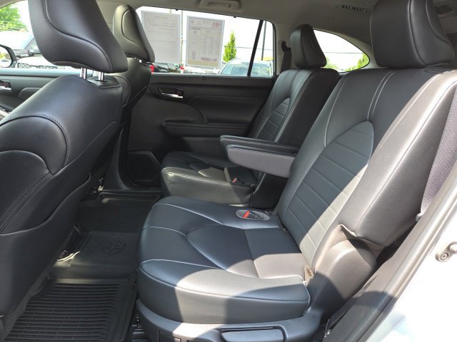 Used 2023 Toyota Highlander XLE AWD/4WD image 11