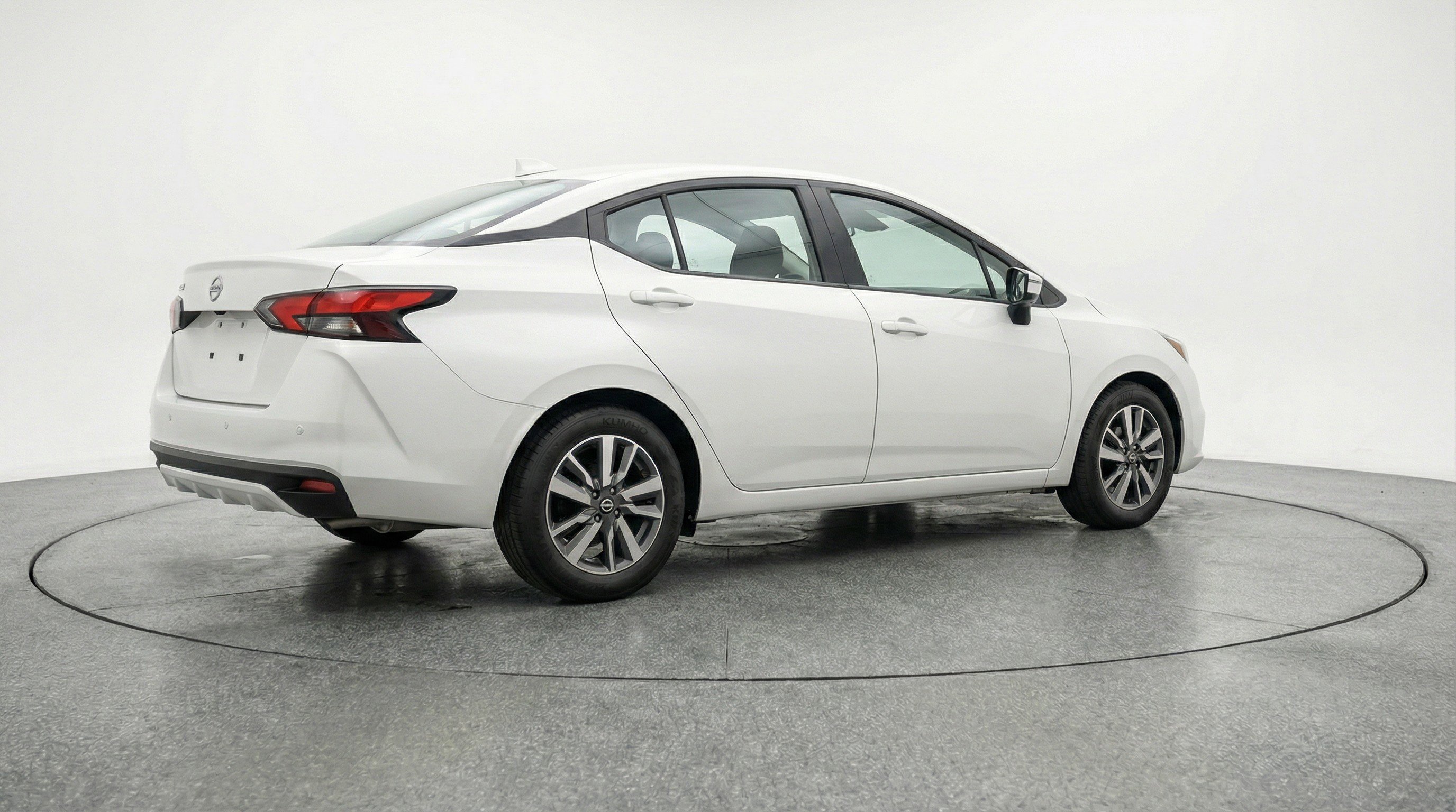 Used 2025 Nissan Versa SV image 9