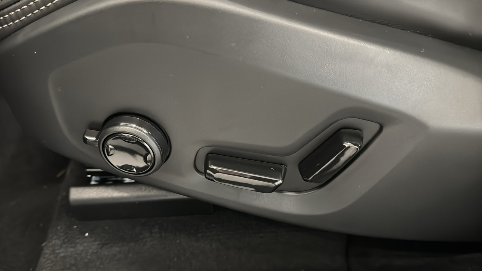 New 2027 Volvo XC60 B5 Ultra AWD/4WD image 24