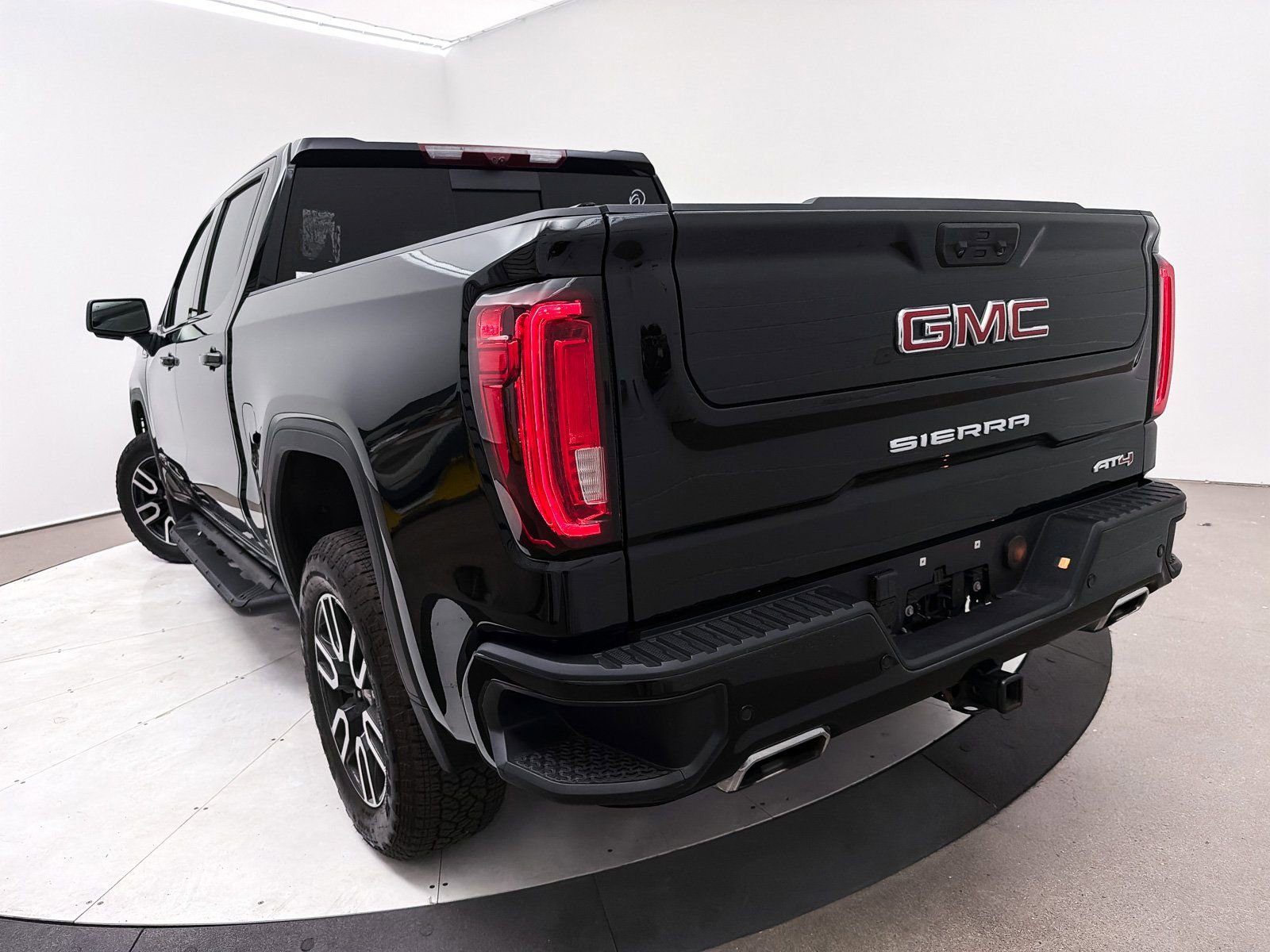 Used 2024 GMC Sierra 1500 AT4 w/ Technology Package image 11