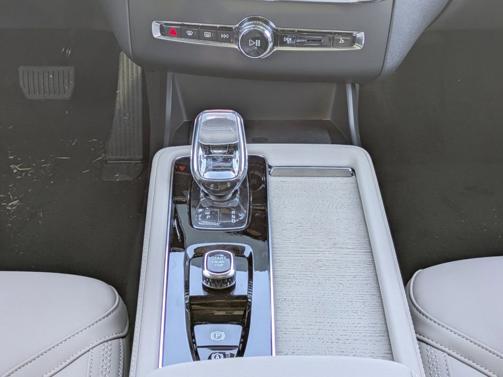 New 2025 Volvo XC90 B6 Core w/ Climate Package image 20