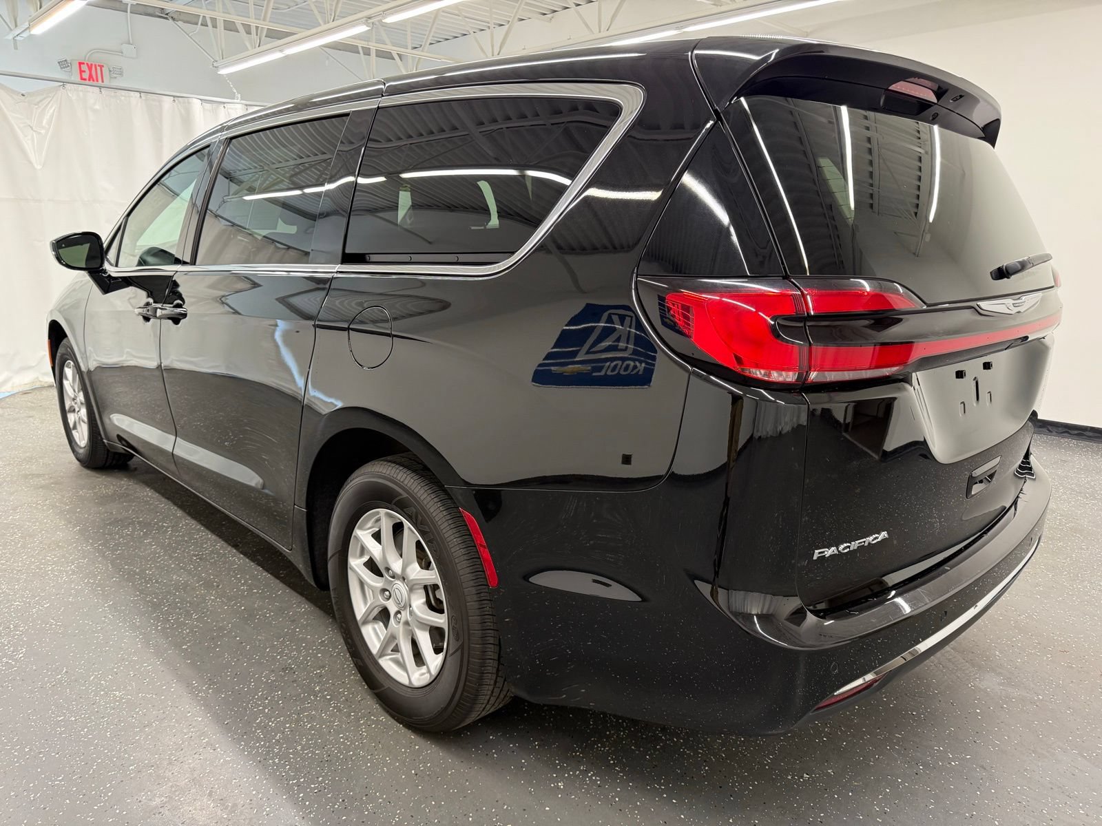 Used 2025 Chrysler Pacifica Select FWD image 3