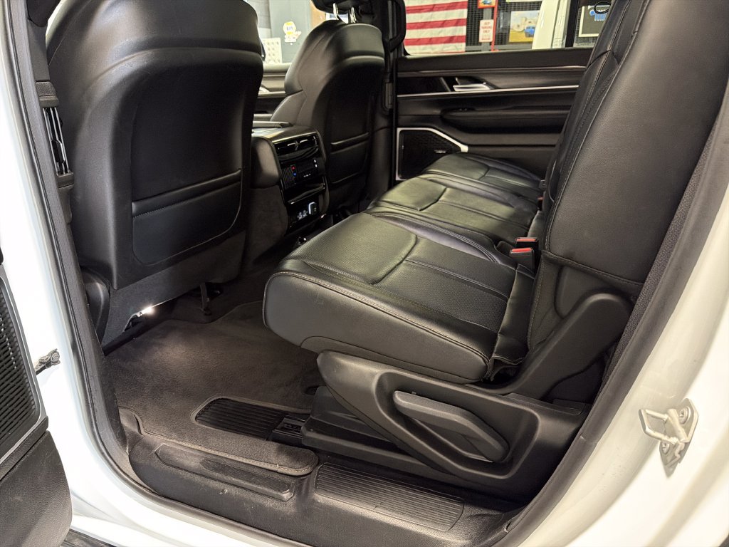 Used 2024 Jeep Wagoneer L Series II w/ Flexible Seating Group AWD/4WD image 18