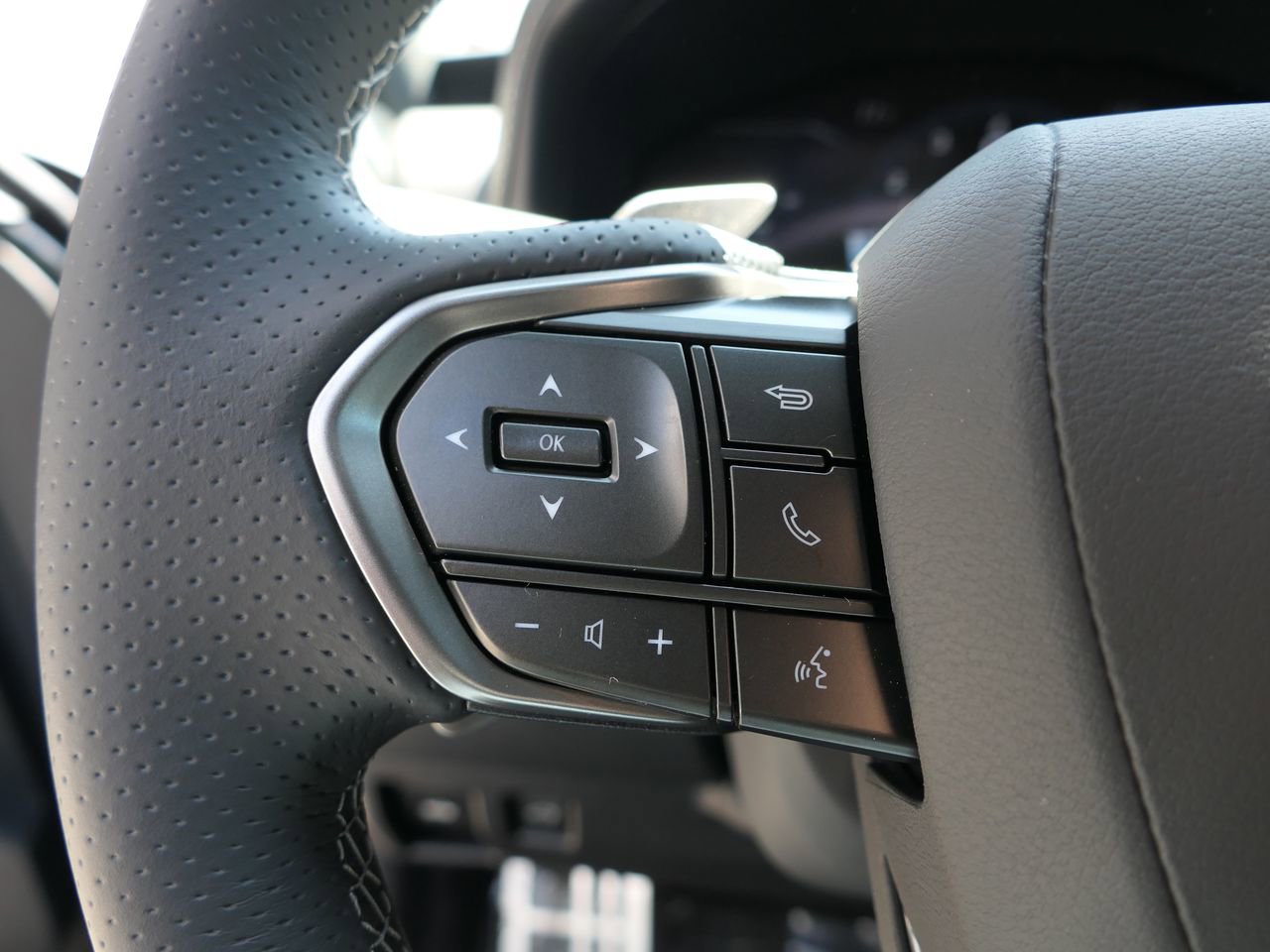 Used 2026 Lexus IS 350 F Sport w/ Accessory Package Z1 RWD image 15