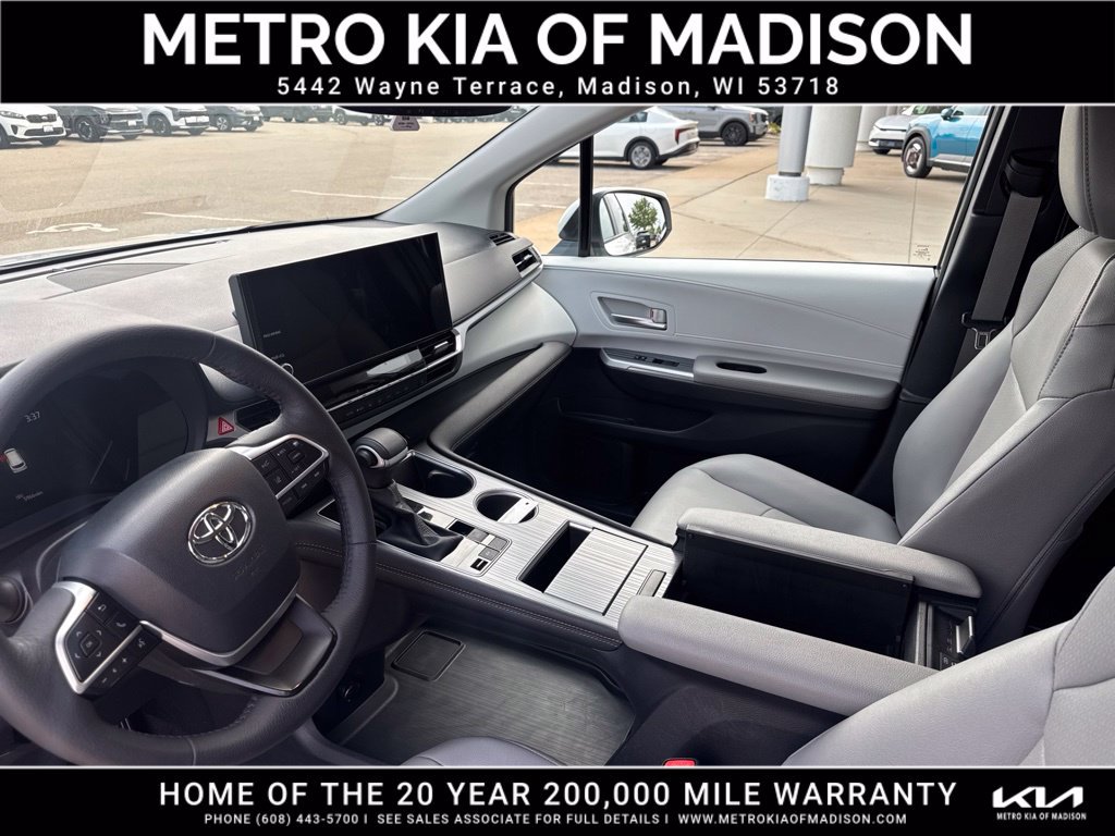 Used 2025 Toyota Sienna XLE AWD/4WD image 16