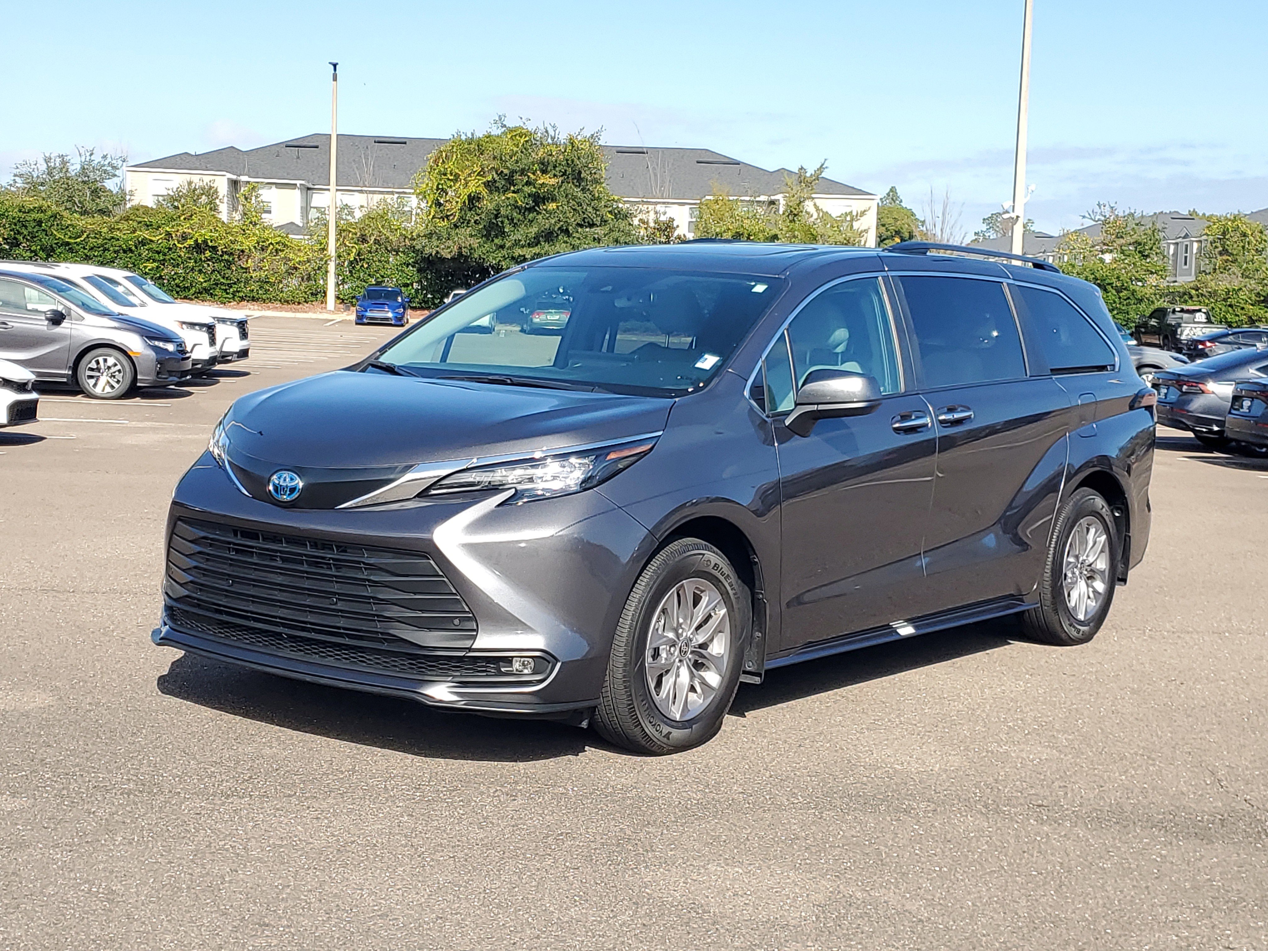 Used 2025 Toyota Sienna XLE image 37