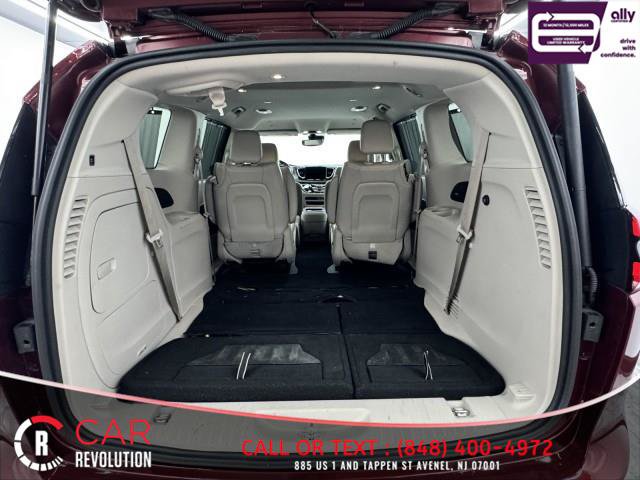 Used 2021 Chrysler Pacifica Touring-L FWD image 9