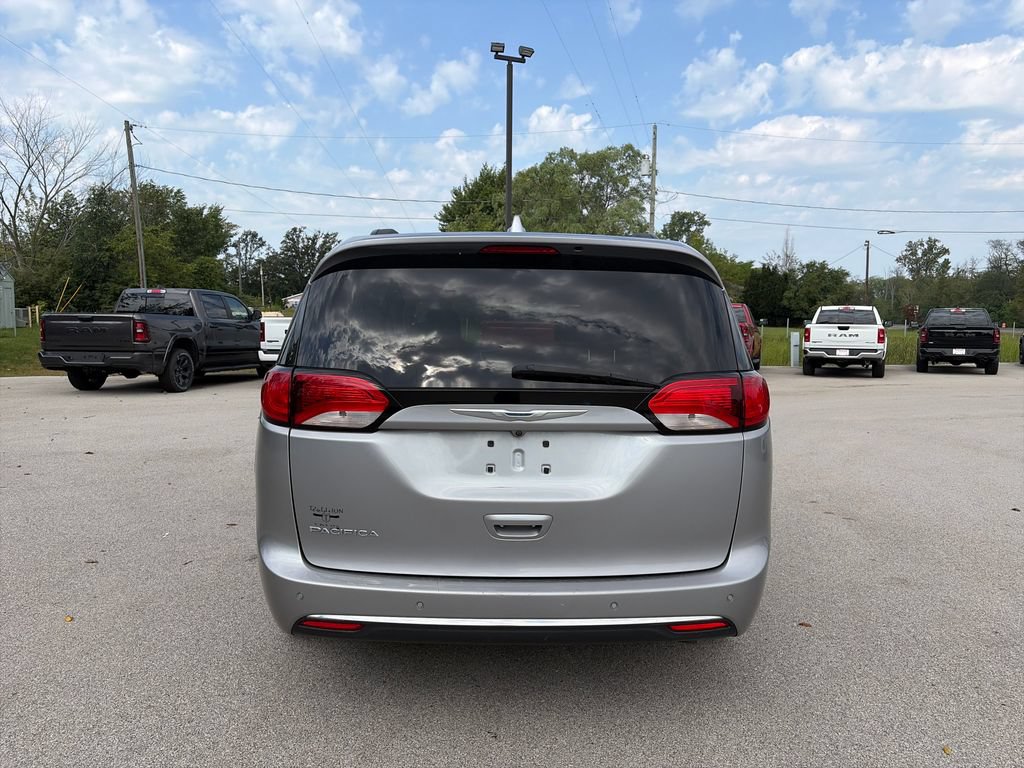 Used 2017 Chrysler Pacifica Touring-L w/ Tire & Wheel Group FWD image 6