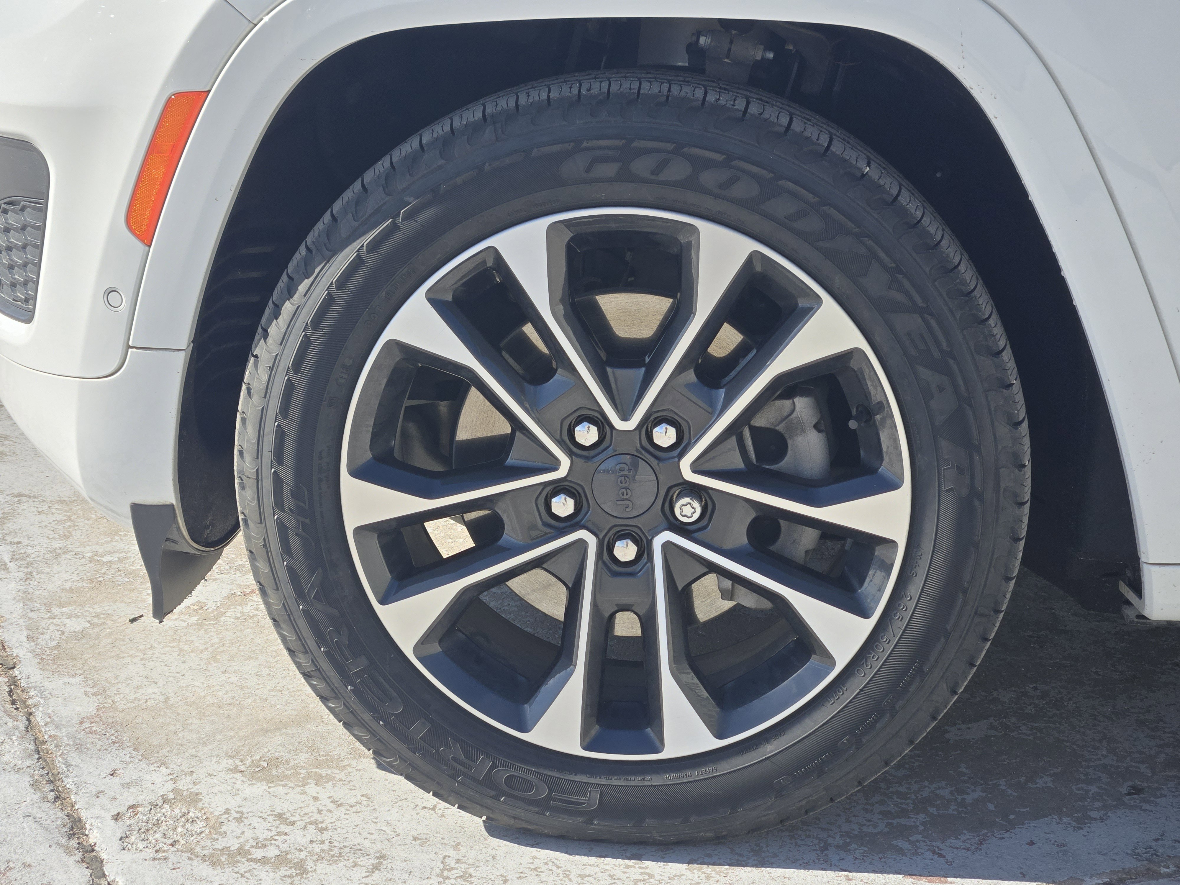 Used 2022 Jeep Grand Cherokee Overland w/ Advanced Protech Group III image 15