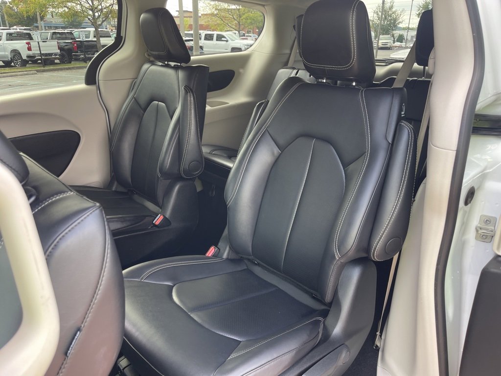 Used 2024 Chrysler Pacifica Select image 12
