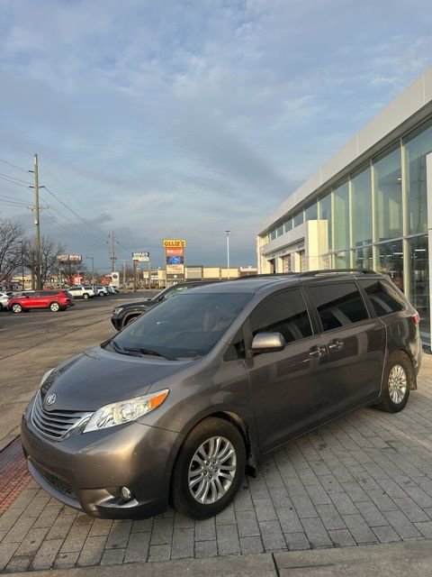 Used 2017 Toyota Sienna XLE image 15