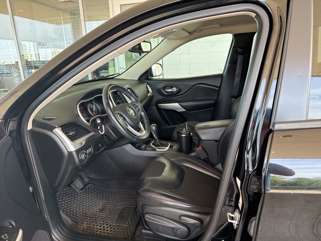 Used 2017 Jeep Cherokee Trailhawk image 7