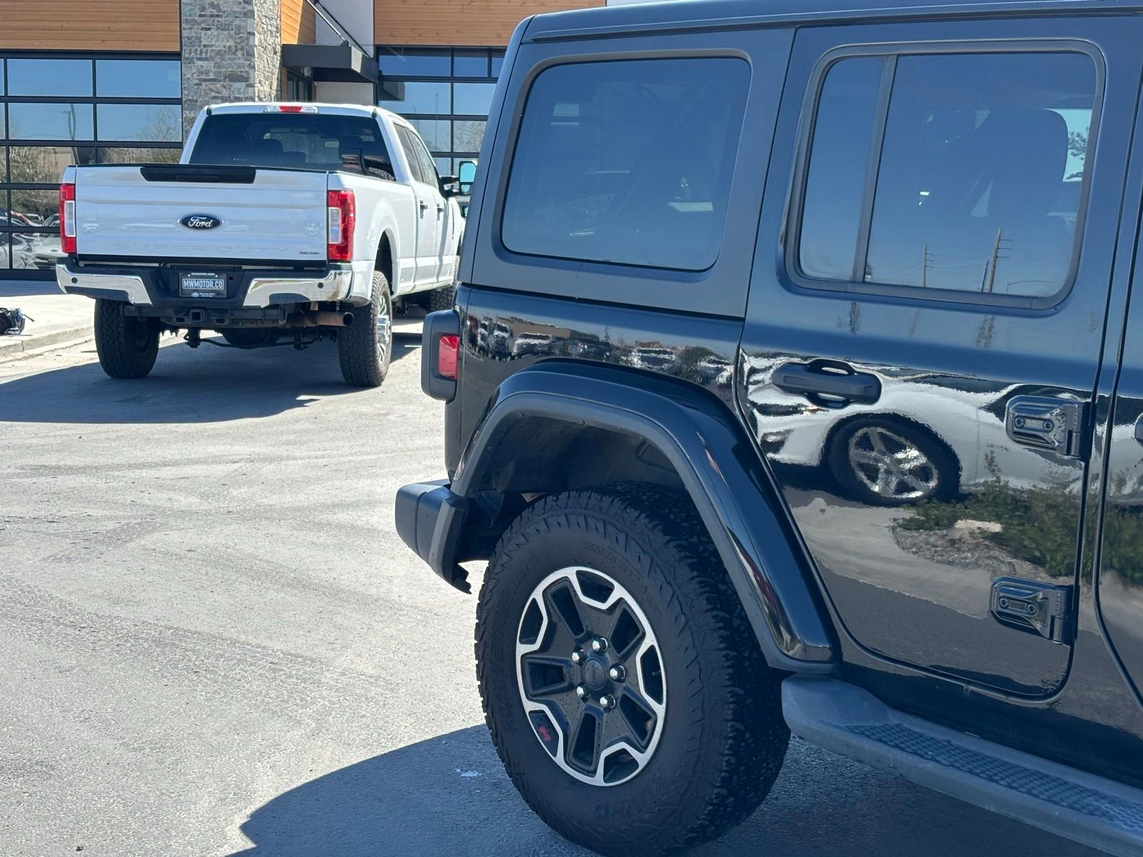 Used 2018 Jeep Wrangler Unlimited Sahara w/ Uconnect 4C Nav & Sound Group AWD/4WD image 3