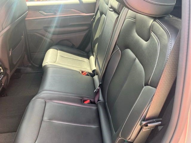 Used 2023 Jeep Grand Cherokee Limited w/ Black Appearance Package AWD/4WD image 23