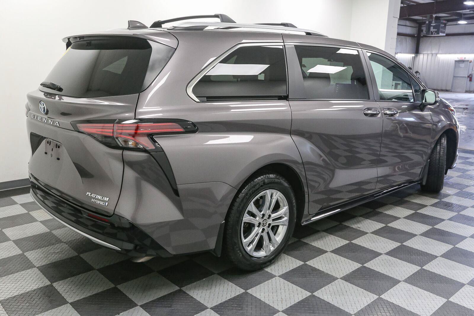 Used 2023 Toyota Sienna Platinum AWD/4WD image 8
