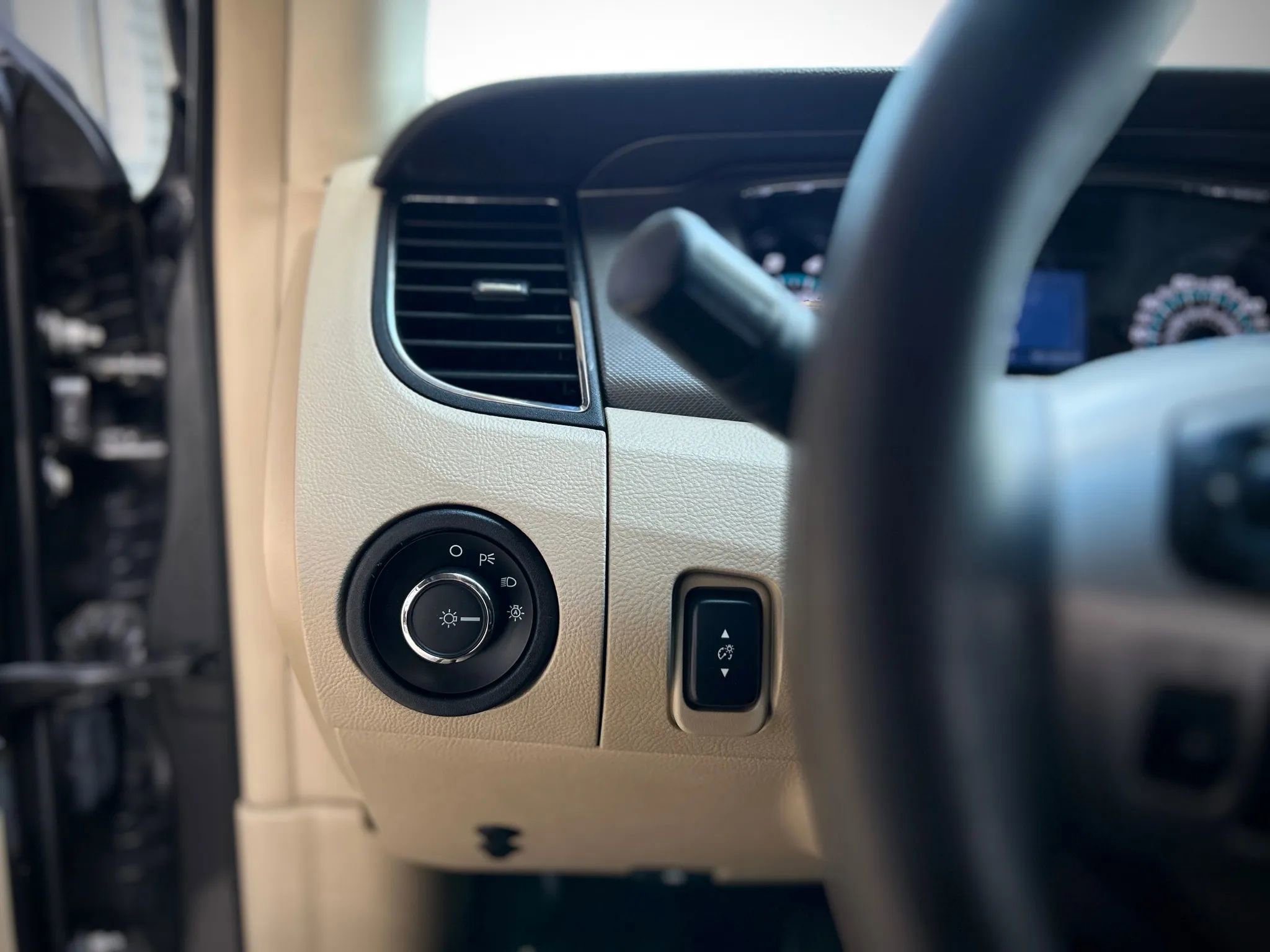 Used 2015 Ford Taurus SE image 12