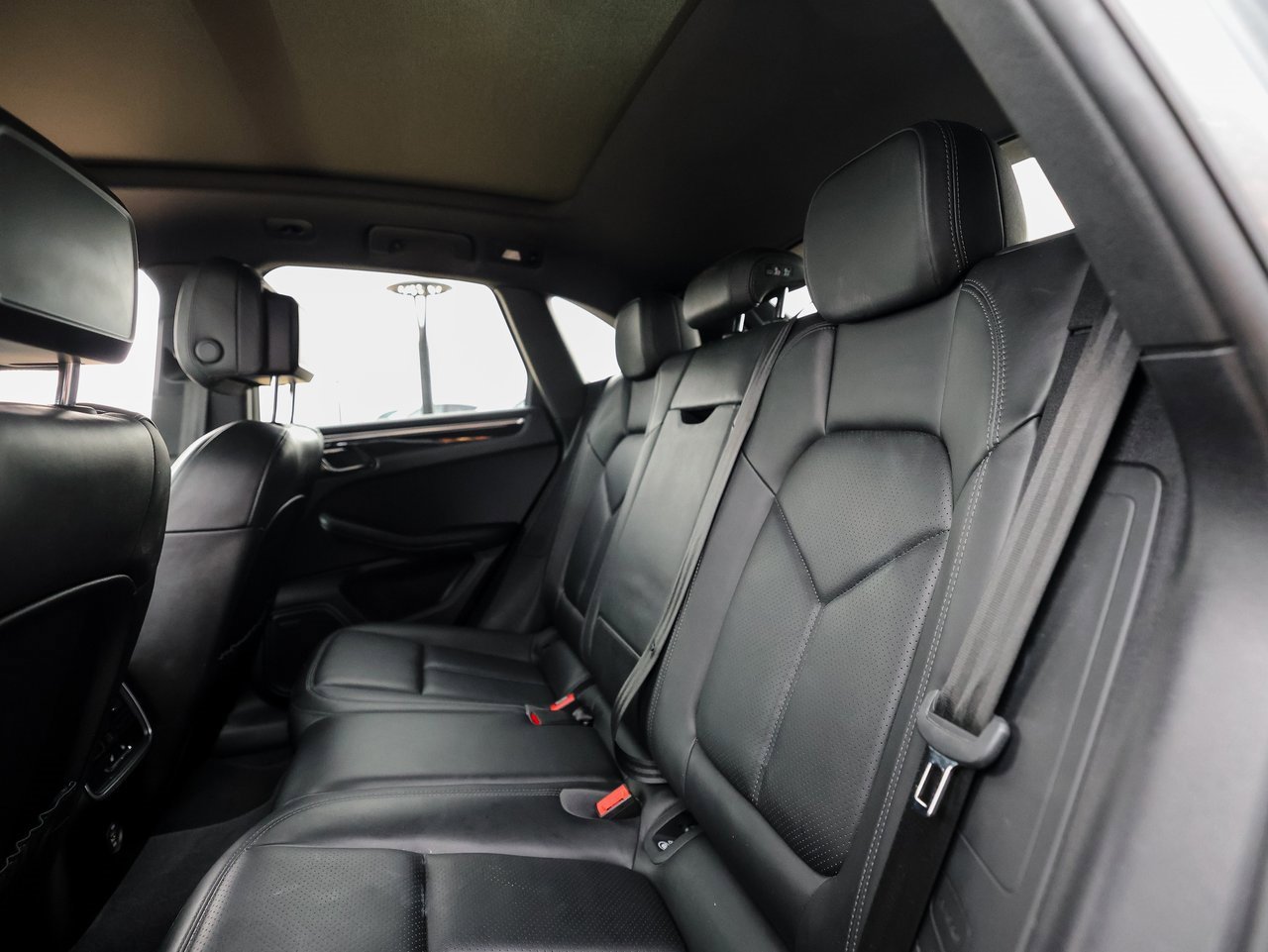 Certified 2018 Porsche Macan image 24