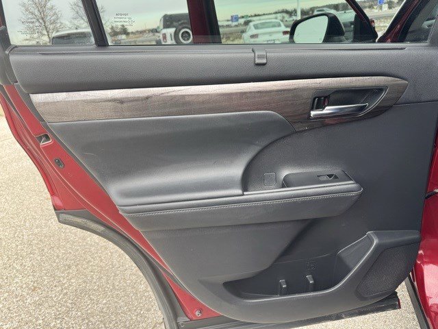 Used 2021 Toyota Highlander Platinum image 27