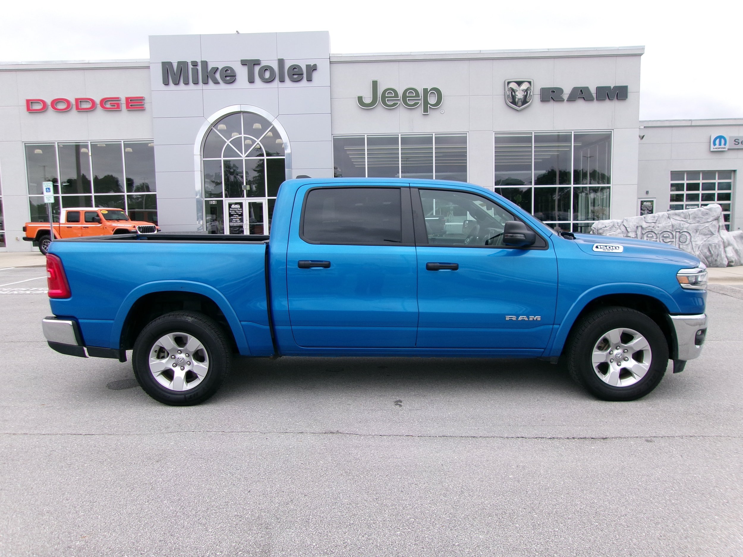 Used 2025 RAM 1500 Big Horn AWD/4WD image 5