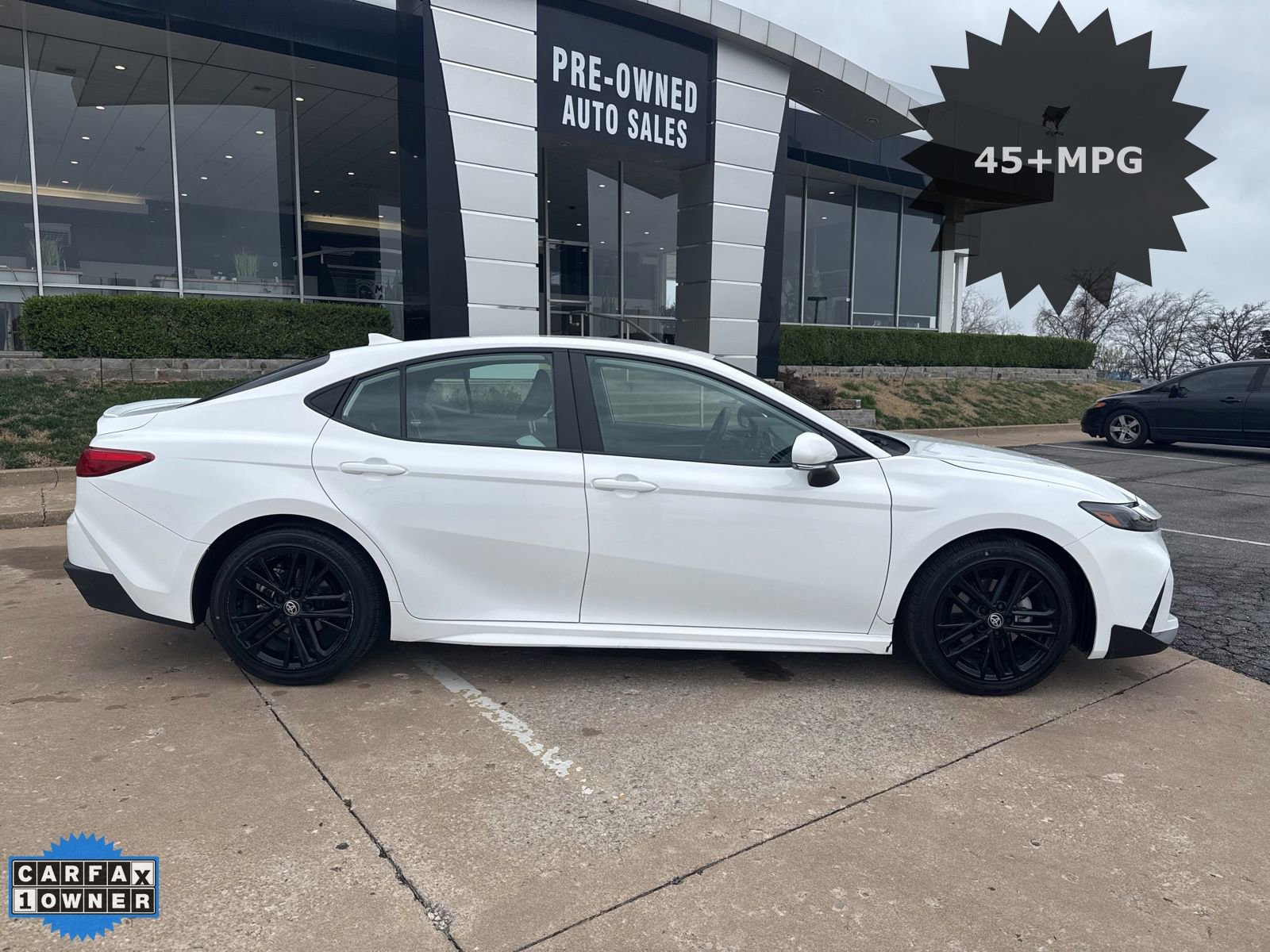 Used 2025 Toyota Camry SE image 2